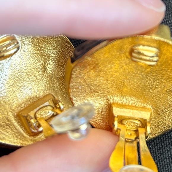 Chanel vintage clip on earrings - Picture 4 of 11